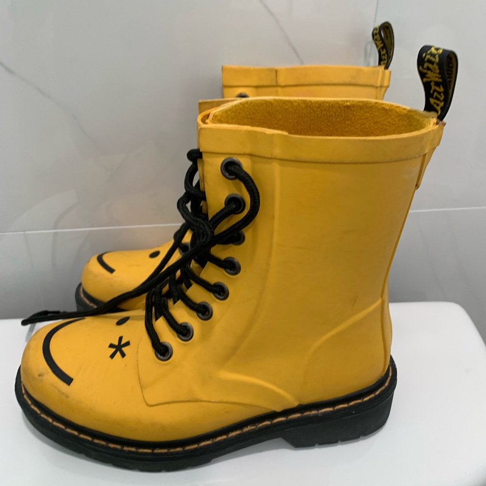 Dr. Doc Martens Women's Hincky Yellow Smiley Face Eye Platform Boot 1460 shoes 6 - Picture 9 of 11